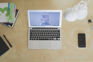 Foto de primer plano de MacBook Air encendida — MacBook Air Fondos de pantalla