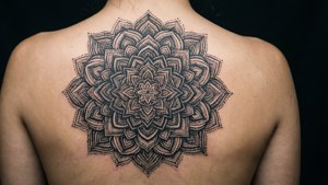 Un tatuaje mandala simétrico en blackwork centrado en la espalda — 1600x900 Fondos de pantalla