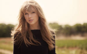 Video musical de Taylor Swift con cabello lacio y camiseta negra.