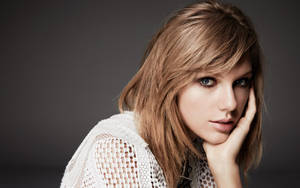 Fondo de pantalla HD de Taylor Swift con cabello castaño avellana. — Estética beige marrón GIF Fondos de pantalla