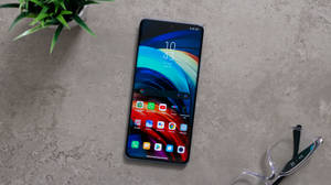 Teléfono Xiaomi en Piso de Concreto — Xiaomi Fondos de pantalla