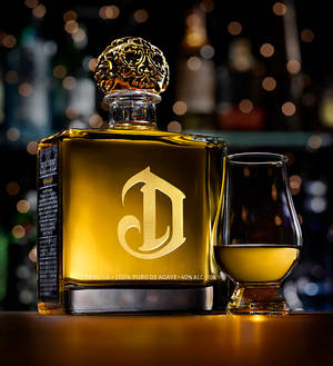 Tequila Premium Deleon Gold - Un brindis por la buena vida — Galaxy Z Flip 8 Fondos de pantalla