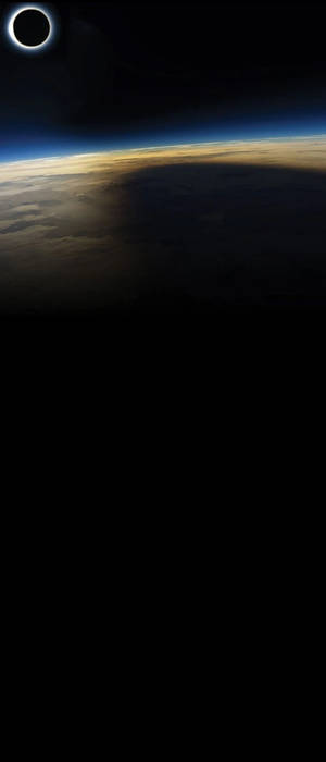 Tierra Oscura Dramática - Agujero de Punzón 4K — Galaxy Z Flip Fondos de pantalla