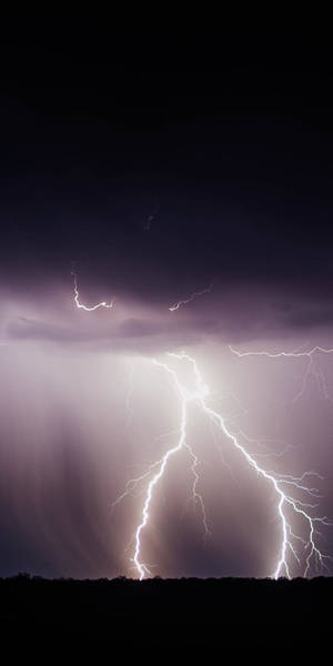 Fondo de pantalla para iPhone de tormenta de rayos nocturna