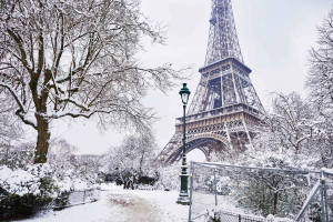 Fondo de pantalla de Torre Eiffel en invierno frío — Frío Fondos de pantalla