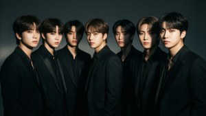 BTS con elegantes trajes negros bajo una iluminación noir dramática.