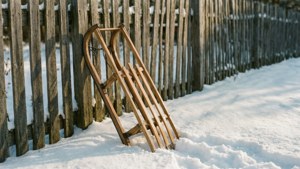 Un trineo de madera vintage en un paisaje nevado, nostálgico. — Navideño aesthetic Fondos de pantalla