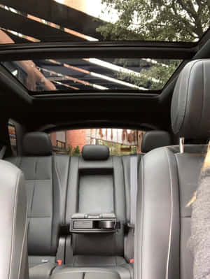 Un automóvil familiar moderno en un viaje por carretera panorámico — HMD Terra M Fondos de pantalla