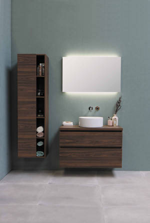 Fondo de pantalla estético simple de una idea de diseño de interior de baño con gabinetes de madera marrón decorativos.
