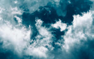 un cielo azul con nubes y un avión volando sobre él — Cielo Azul Fondos de pantalla