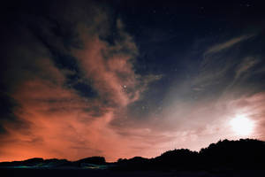 Cielo nocturno rosa y nubes fondo de pantalla