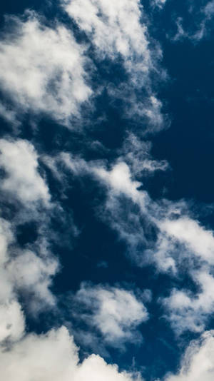 Cielo azul en un día nublado fondo de pantalla iPhone