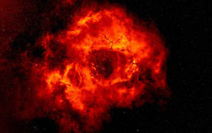 Fondo de pantalla de nebulosa de colores rojo y negro