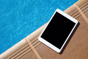iPad Mini Cerca de la Piscina — iPad Mini Fondos de pantalla