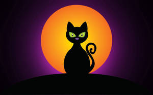 Gato negro parado frente a la luna de Halloween.
