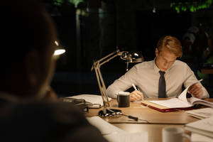 Un hábil detective examinando evidencias para un caso complejo