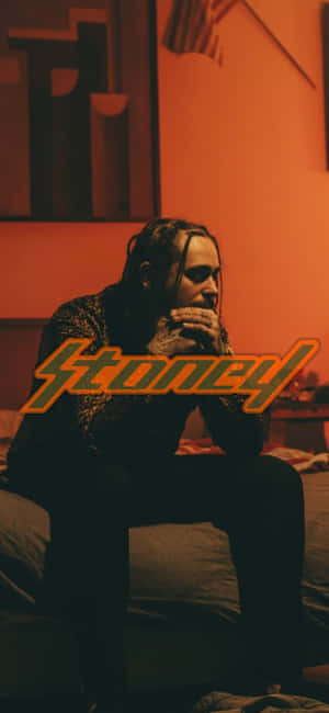 un hombre sentado en una cama con la palabra 'fuck' — Música estética Fondos de pantalla