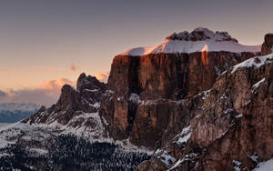 Cima de montaña cubierta de nieve en invierno.