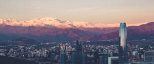 Horizonte ultra panorámico con edificios y una montaña con reflejo pastel de luz. — 3440x1440 Fondos de pantalla