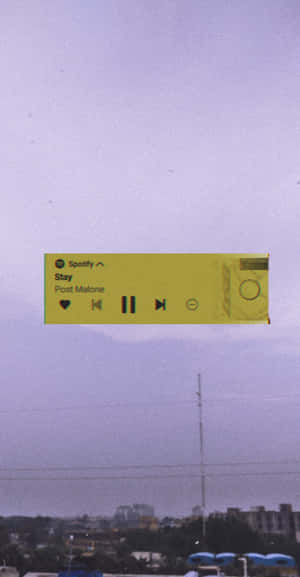 un letrero amarillo cuelga del cielo — Música estética Fondos de pantalla