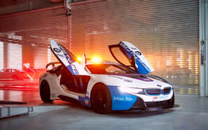 Un moderno coche de seguridad acelera por el circuito bajo el cielo nublado — 2880x1800 Fondos de pantalla