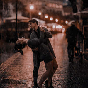 Imágenes de pareja bajo la lluvia