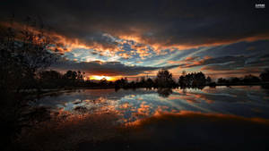 Fondo de pantalla de reflejo de atardecer oscuro. — 2560x1440 Fondos de pantalla