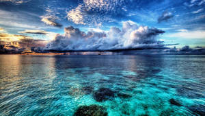 Fondo de pantalla de océano azul con nubes espesas. — 1600x900 Fondos de pantalla