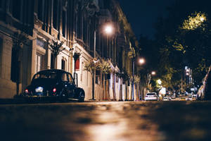 Fondo de pantalla de calle nocturna de la ciudad con autos