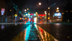 Fondo de pantalla de calle mojada nocturna borrosa. — 2560x1440 Fondos de pantalla