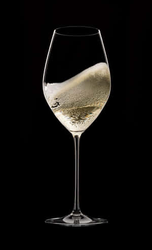 Una copa de vino blanco para brindar por un momento especial — Ahorro de Batería Fondos de pantalla
