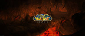 Título de World of Warcraft ultraancho en el centro de una mazmorra rocosa y ardiente. — 2560x1080 Fondos de pantalla