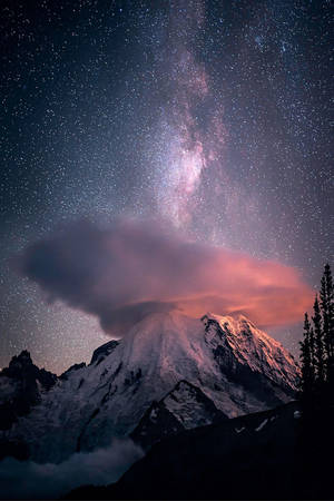 Pico montañoso nevado en una noche estrellada fondo de pantalla iPhone