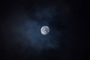 Luna brillante brillando en el cielo oscuro durante la medianoche. Luna llena arriba mostrando los cráteres.