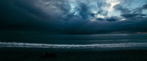 Cielo oscuro ultra panorámico con algo de luz sobre el océano. — 2560x1080 Fondos de pantalla