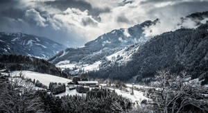 Una foto en blanco y negro de tierras altas y montañas cubiertas de nieve.