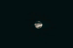 Luna llena en el oscuro cielo de medianoche. Espacio exterior negro puro con luz de luna brillante.