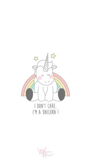 Unicornio blanco sentado frente a un arcoíris en un fondo blanco minimalista que dice 'No me importa, soy un unicornio'.