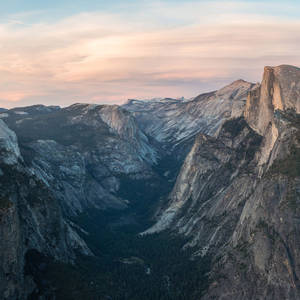 Fondo de pantalla de valle montañoso para iPad