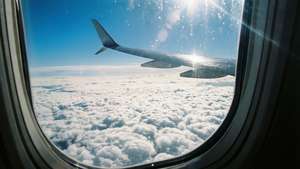Vista del cielo desde un avión con una capa de nubes abajo y cielo azul arriba — Vista del cielo Fondos de pantalla