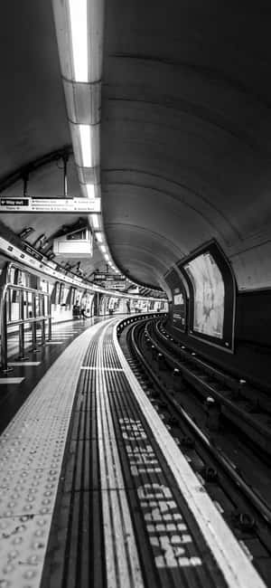 Vías de la Estación Waterloo en Blanco y Negro — iPhone 13 Pro Max Fondos de pantalla