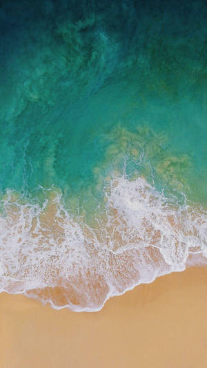 Vista aérea de olas en la orilla para iPad Pro