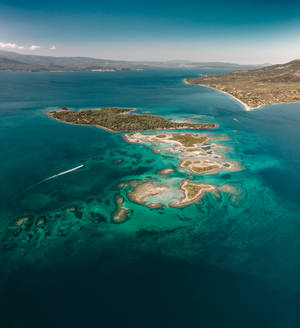 Fondo de pantalla de pequeña isla en medio del océano en Grecia — Galaxy Z Fold Fondos de pantalla