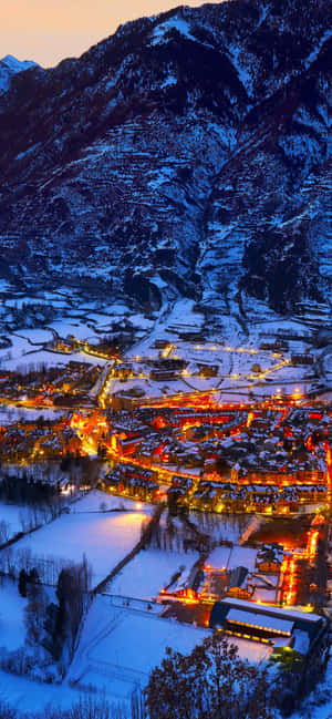 Vista aérea del pueblo español Benasque — iPhone 14 Fondos de pantalla