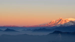 Fondo de pantalla de montañas nevadas al atardecer. — 1600x900 Fondos de pantalla