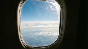 Vista del cielo desde la ventana de un avión con nubes y luz solar. — Vista del cielo Fondos de pantalla