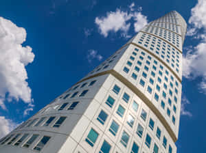 Vista espectacular del Turning Torso, el edificio más alto de Suecia — Cielo Azul Fondos de pantalla