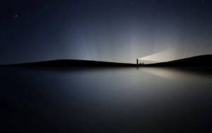 Faro y vasta agua en la noche fondo de pantalla