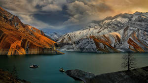 Fondo de pantalla de montañas rocosas naranjas y blancas en Alborz, Irán — 1366x768 Fondos de pantalla