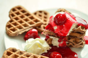 Fondo de pantalla de waffles con cobertura de cereza y crema — 3:2 Fondos de pantalla
